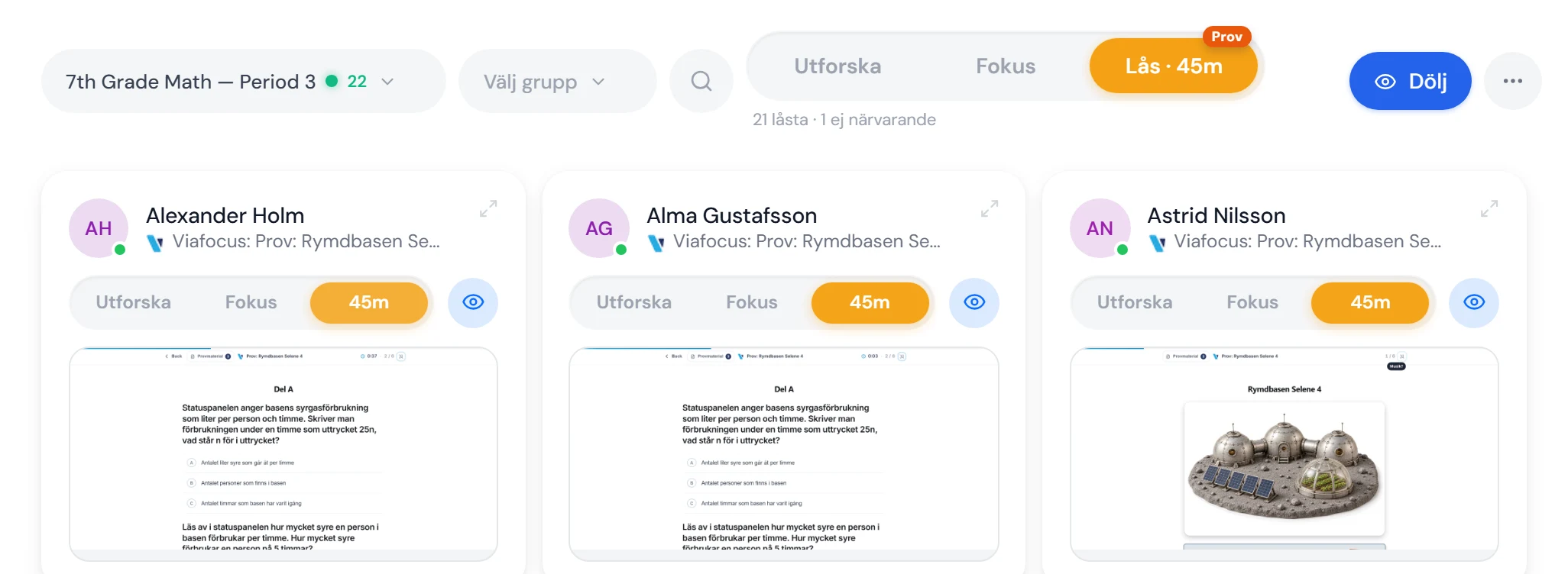 Klassen under ett prov i Focuspilot: märket Prov på Lås-knappen, raden 21 låsta och 1 ej närvarande, och varje elevs provsida som en liten skärm